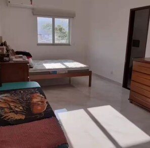 2 habitaciones, tabla de planchar con plancha, internet y ropa de cama 