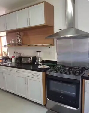 Private kitchen - Quiet house with a view (Rio de Janeiro)