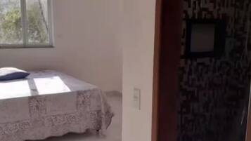 2 quartos, ferros/tábuas de passar roupa, acesso à internet