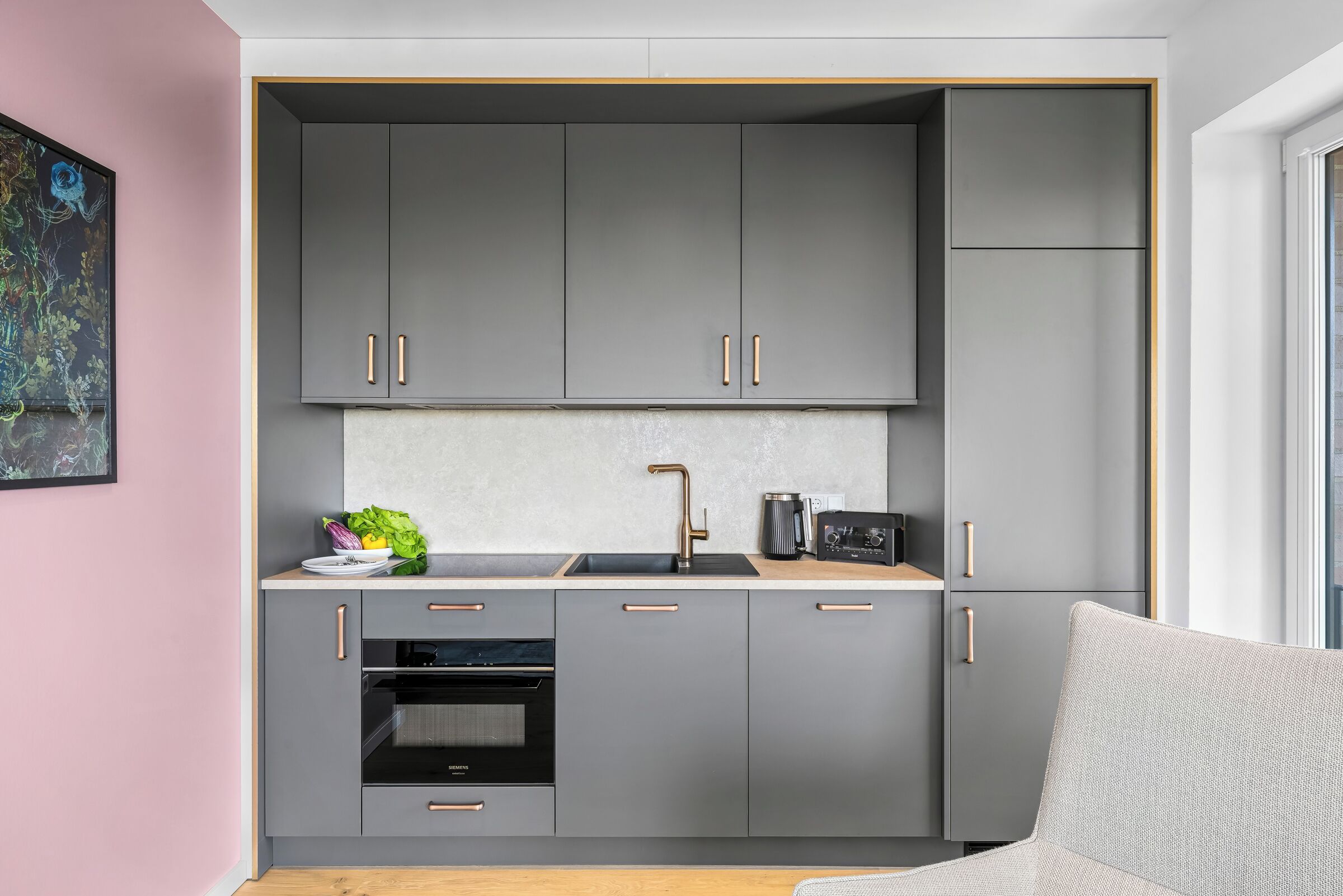 Wasserkocher mit Kaffee-/Teezubehör, Kühlschrank, Mikrowelle, Ofen