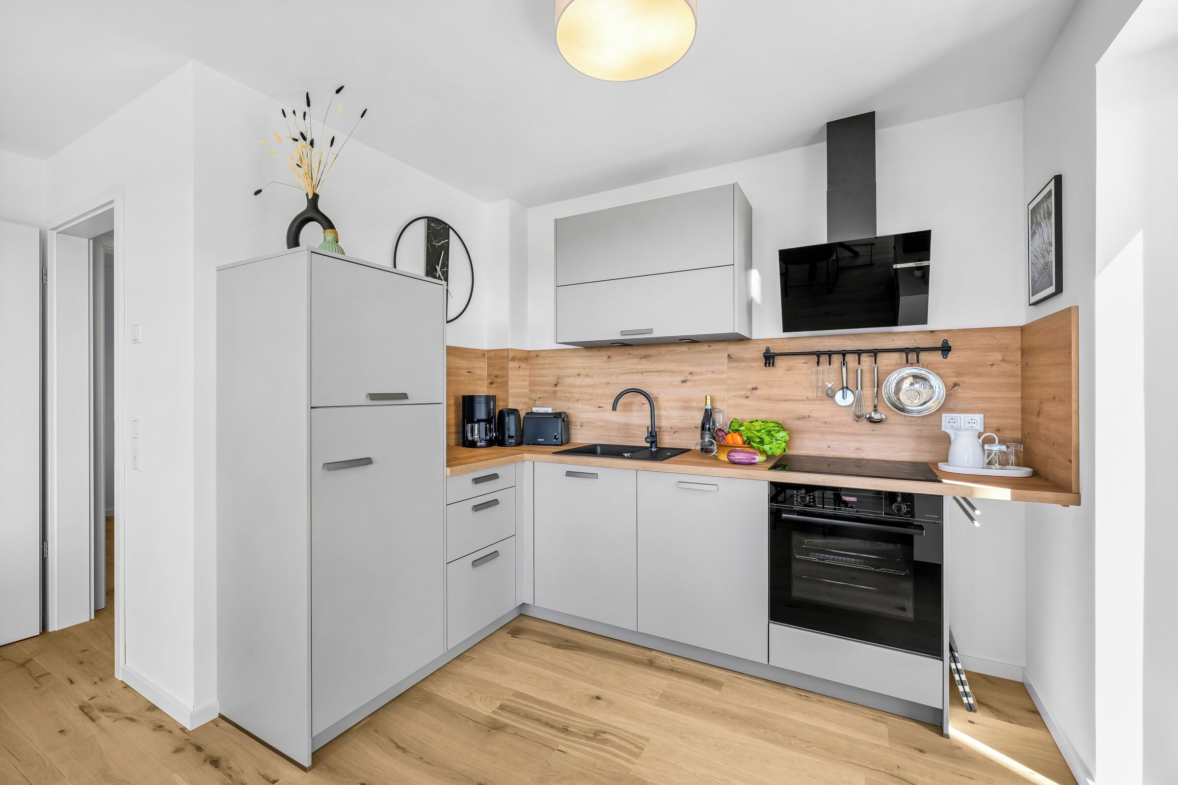 Coffee/tea maker, fridge, oven, stovetop