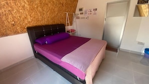 Habitación Deluxe doble | Escritorio y ropa de cama