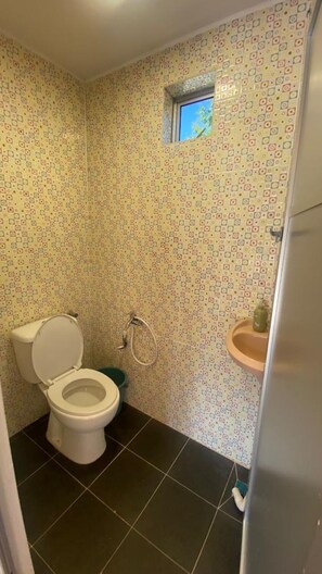 Deluxe Double Room | Bathroom | Shower, rainfall showerhead, free toiletries, towels - Capital O 91286 Habibi Chalet (Bukit Raya)