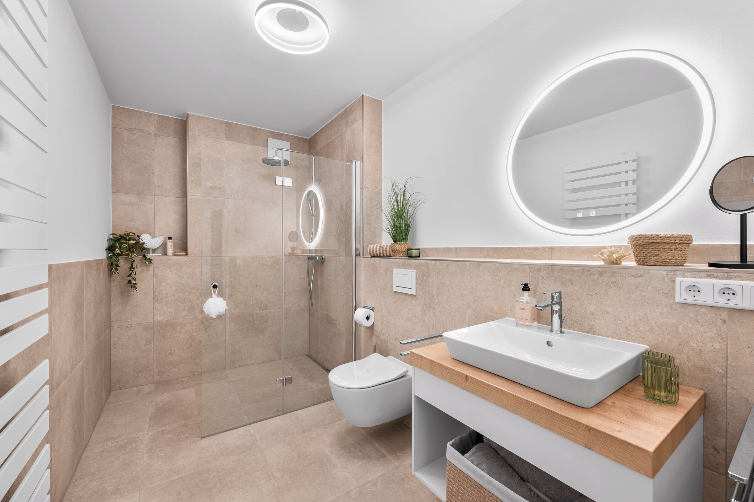 Ein modernes Badezimmer mit begehbarer Dusche, Toilette und Waschbecken mit Spiegel darüber.