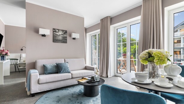 Un salon moderne avec un canapé, une table basse et un coin repas.