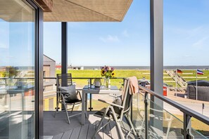 Outdoor dining - The View B09 Austernfischer - Sea view, balcony, shared. Sauna, parking space (Dagebüll)