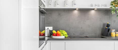 Coffee/tea maker, fridge, oven, stovetop
