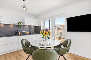 Dining - The View B09 Austernfischer - Sea view, balcony, shared. Sauna, parking space (Dagebüll)
