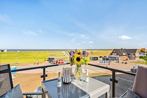 Outdoor dining - The View B09 Austernfischer - Sea view, balcony, shared. Sauna, parking space (Dagebüll)