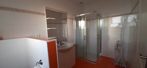 Douche, serviettes fournies