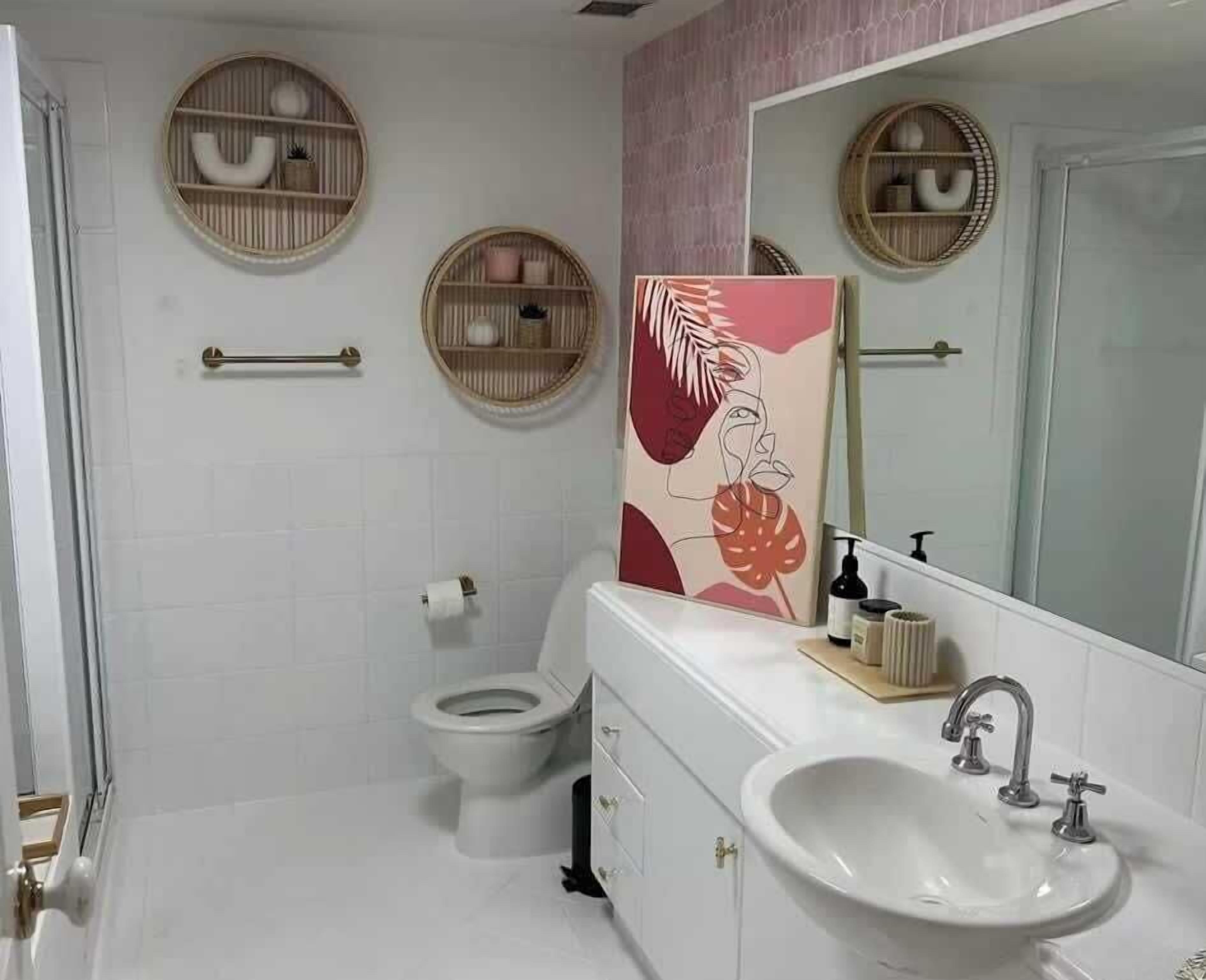 Regadera, secadora de cabello, toallas 