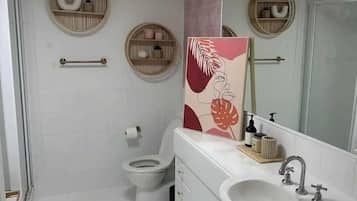 Regadera, secadora de cabello, toallas