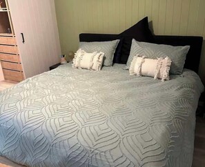 Tabla de planchar con plancha, wifi y ropa de cama 