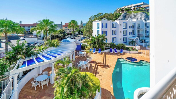 Ein Resort mit Pool, Außenbereich und Blick auf die Umgebung.