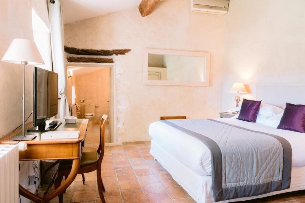 Chambre Double Classique, vue piscine | Coffres-forts dans les chambres, fer et planche à repasser