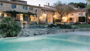 Piscina stagionale all'aperto, ombrelloni da piscina, lettini