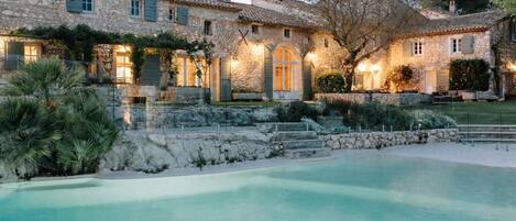 Piscine extérieure (ouverte en saison), parasols de plage