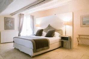 Deluxe Double Room | In-room safe, iron/ironing board, free WiFi - LE MAS DE LA ROSE (Orgon)