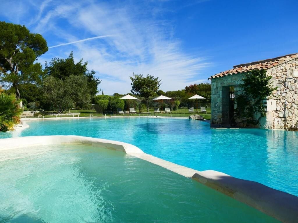Piscine extérieure (ouverte en saison), parasols de plage