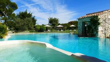 Piscine extérieure (ouverte en saison), parasols de plage