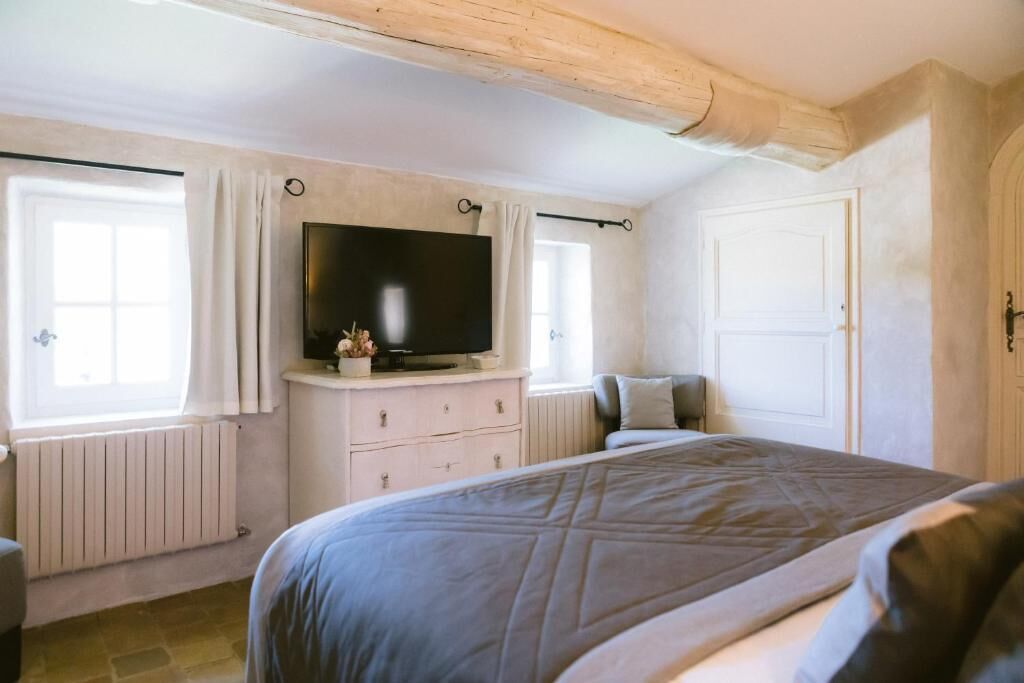 Suite, uitzicht op zwembad | Een kluis op de kamer, een strijkplank/strijkijzer, gratis wifi