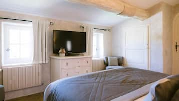 Suite, uitzicht op zwembad | Een kluis op de kamer, een strijkplank/strijkijzer, gratis wifi