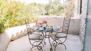 Suite Familiale, vue jardin | Restauration extérieure | Spécialités Cuisine française, vue sur le jardin