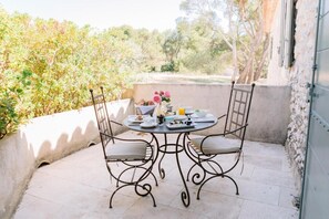 Suite Familiale, vue jardin | Restauration extérieure | Spécialités Cuisine française, vue sur le jardin 