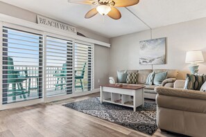 TV - 🌴 Castle Reef 201 🌊 Oceanfront 2 Bedrooms | 2 Bathrooms | Sleeps 7 (New Smyrna Beach)