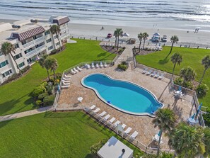 A heated pool - 🌴 Chateau by the Sea 21C | 2 Bedrooms | 2 Bathrooms | Sleeps 6 | Ocean View (New Smyrna Beach)