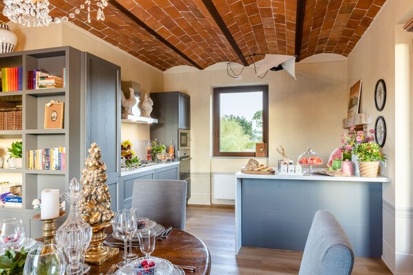 Villa | Dining - Farmhouse in Tuscany With Pool and Pizza Oven (Castelfranco di Sotto)