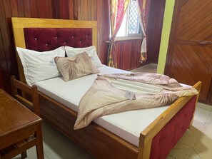 Desk, laptop workspace, free WiFi - hotel le printemps (Douala)