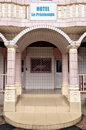 Front of property - hotel le printemps (Douala)