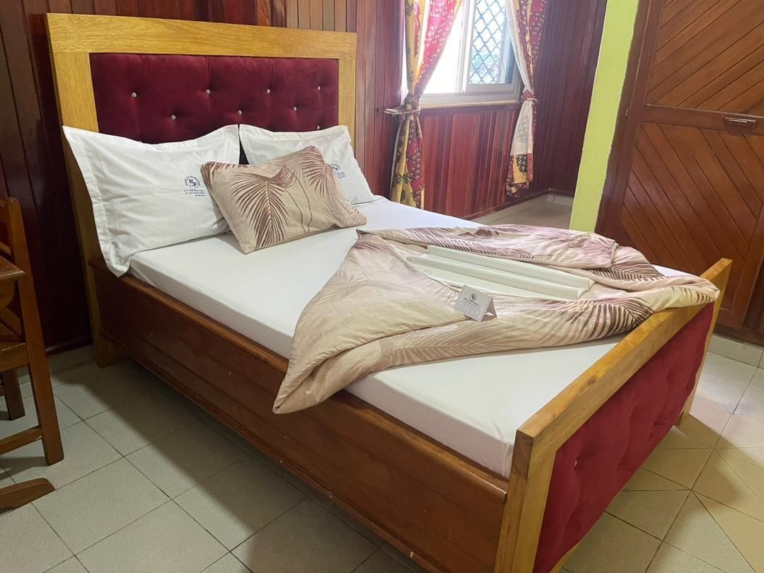 Bureau, espace de travail pour ordinateur portable, Wi-Fi gratuit