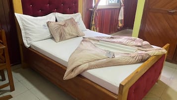 Bureau, espace de travail pour ordinateur portable, Wi-Fi gratuit