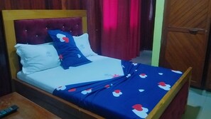 Desk, laptop workspace, free WiFi - hotel le printemps (Douala)