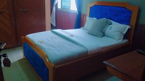 Desk, laptop workspace, free WiFi - hotel le printemps (Douala)