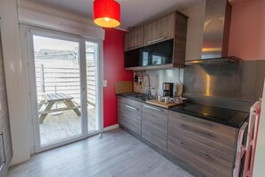 Fridge, microwave, oven, stovetop - Gite Brest at the End of the Pier – One of Fabie’s Gîtes (Brest)