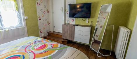 4 bedrooms, iron/ironing board, WiFi, bed sheets