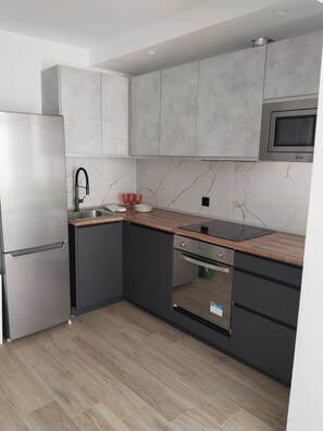 Een koelkast, een microgolfoven, een oven, een kookplaat