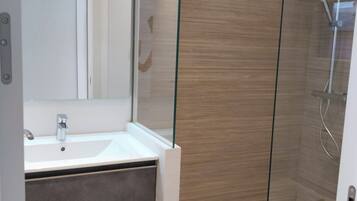 Douche, serviettes fournies