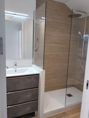 Een douche, handdoeken