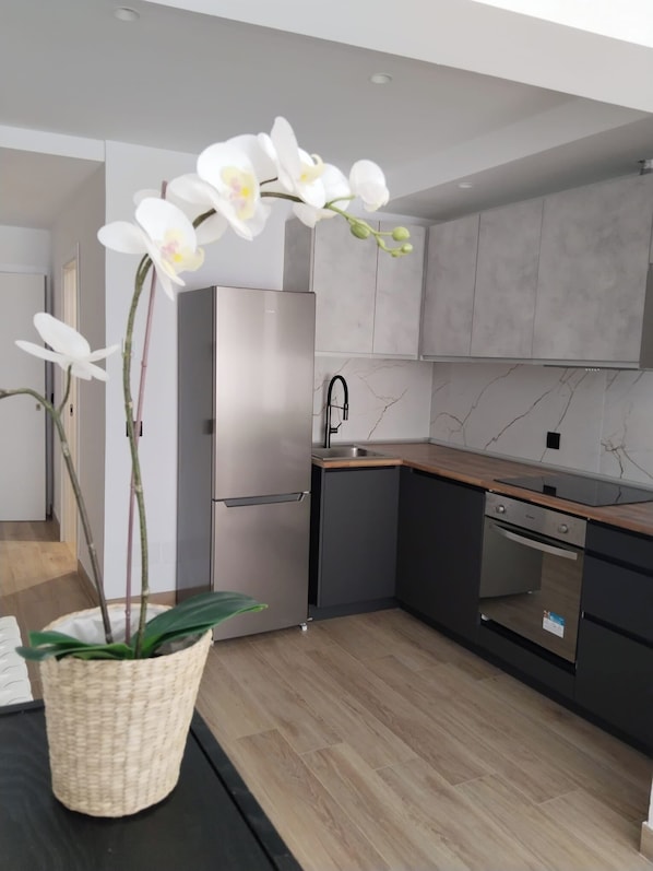 Fridge, microwave, oven, stovetop - Apartment Garden 3 Bedrooms 3 Bathrooms (Madrid)
