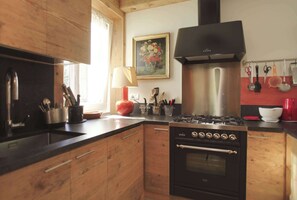 Jääkaappi, uuni, liesi, astianpesukone