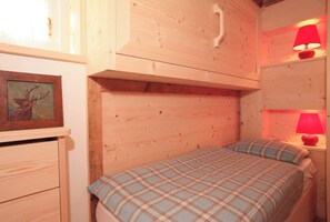 Työpöytä, silitysrauta/-lauta, Wi-Fi, vuodevaatteet