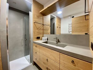 Shower, towels - Charming ground floor flat with breathtaking views (Cortina d'Ampezzo)