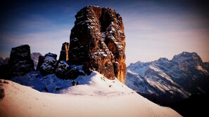 Eine verschneite Berglandschaft mit markanten Felsformationen.