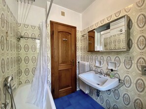 Shower, hair dryer, towels - Cozy flat in amazing central location (Cortina d'Ampezzo)