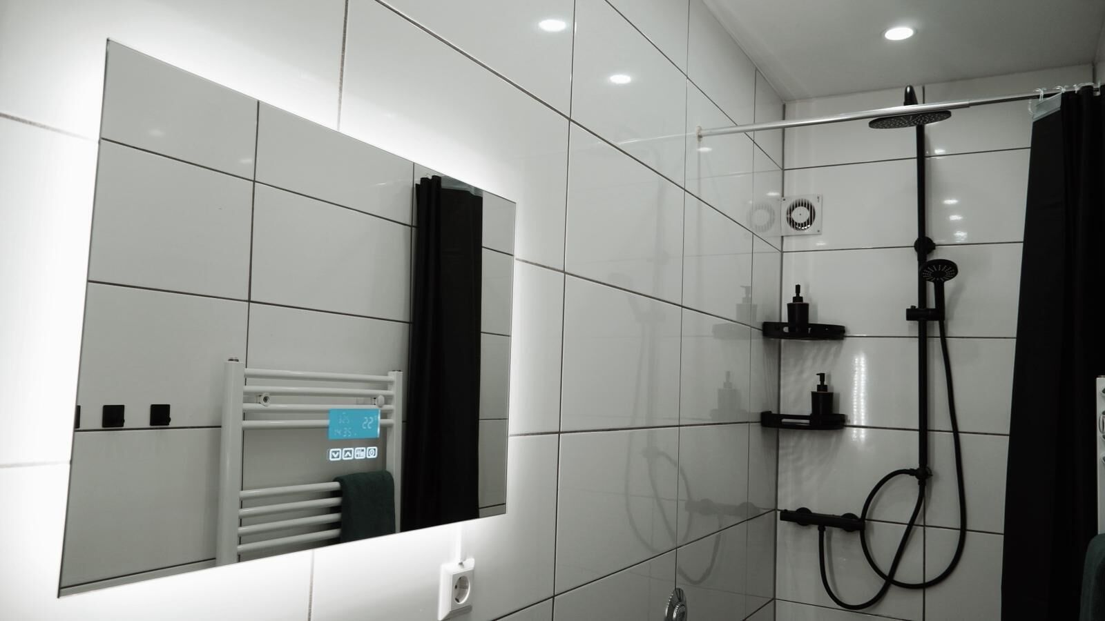 Dusche, Haartrockner, Handtücher, Seife
