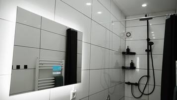 Dusche, Haartrockner, Handtücher, Seife